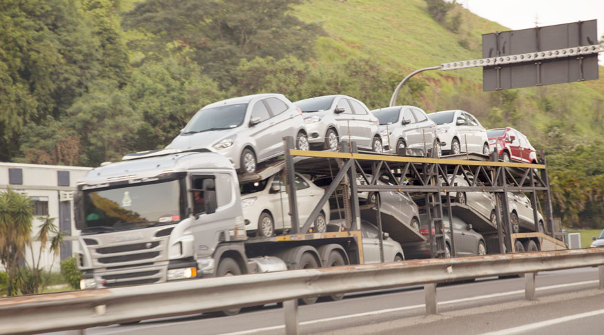 #praCegoVer Caminhão cegonha em deslocamento na estrada