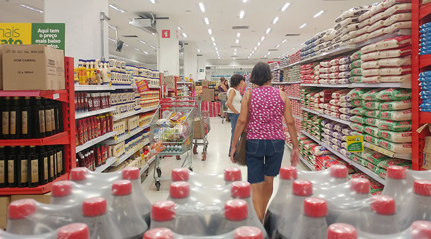 #PraCegoVer pessoas no supermercado
