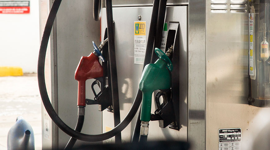 #PraCegoVer A foto mostra uma bomba de gasolina