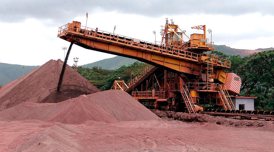 #PraCegoVer A foto mostra uma área de mineração