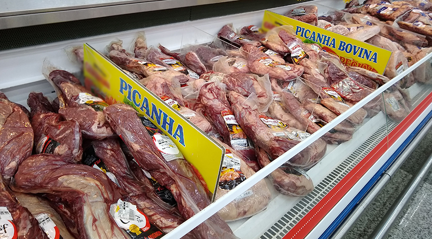 #PraCegoVer frigorífico do supermercado cheio de carne