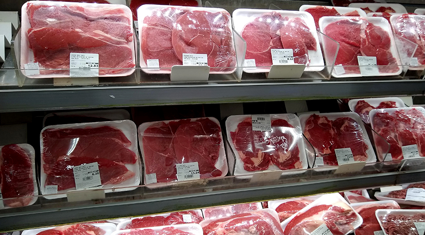#pracegover a foto mostra uma gôndola de supermercado com vária bandejas de carne embaladas em plástico