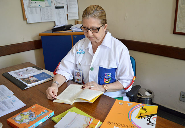 galeria-1 #PraCegoVer Regina Porto e os livros que usa na contação de histórias para crianças e adolescentes