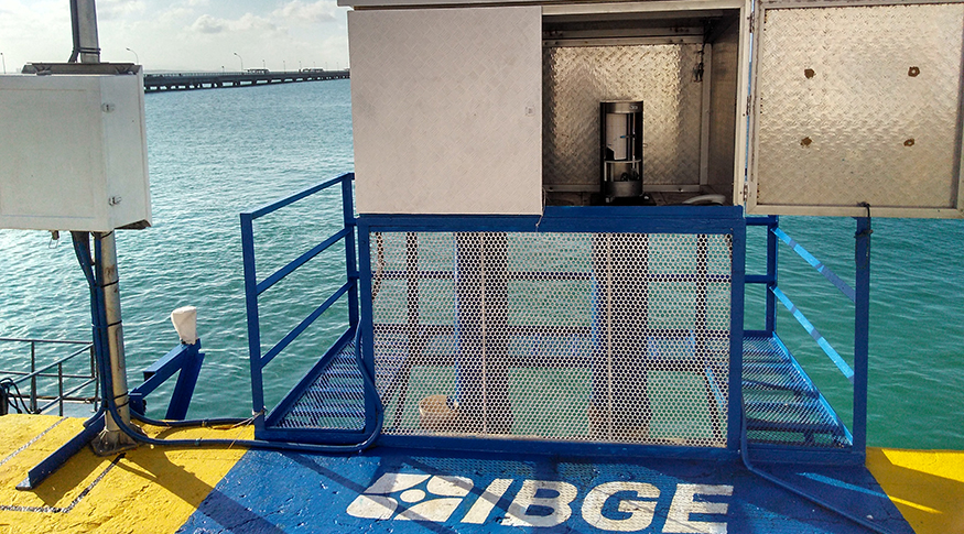 #PraCegoVer A foto mostra uma estação maregráfica do IBGE.