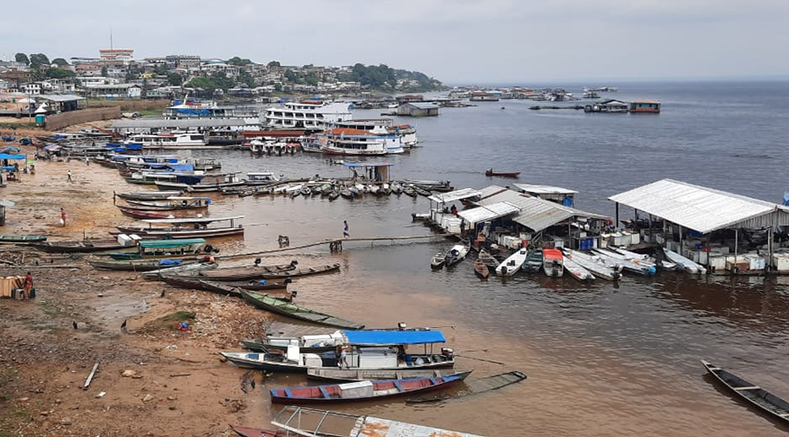 #PraCegoVer A foto mostra uma vista de cima de formas de deslocamentos hidroviários, como barcos.