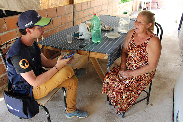 #praCegoVer Recenseador do IBGE realiza entrevista em uma das propriedades analisadas pelo Censo Agropecuário