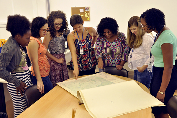 #praCegoVer Equipe da biblioteca verifica acervo