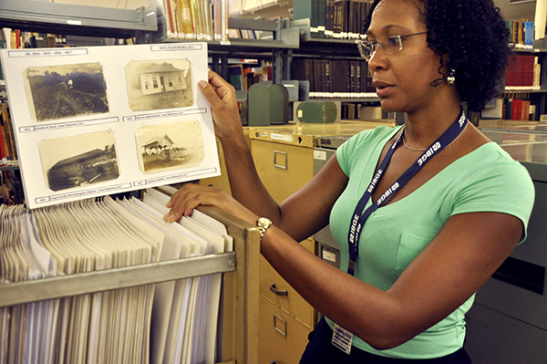 #praCegoVer Luciana Ferreira Lau mostra acervo fotográfico da biblioteca
