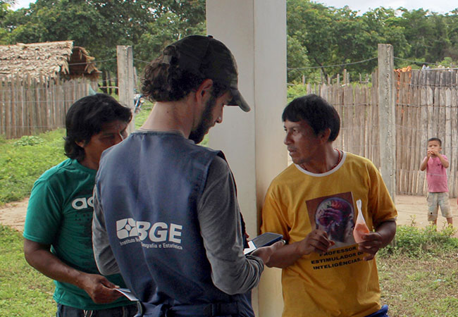 galeria-6 #PraCegoVer O cacique da aldeia, Ximy Ka’apor, passou as informações para o IBGE