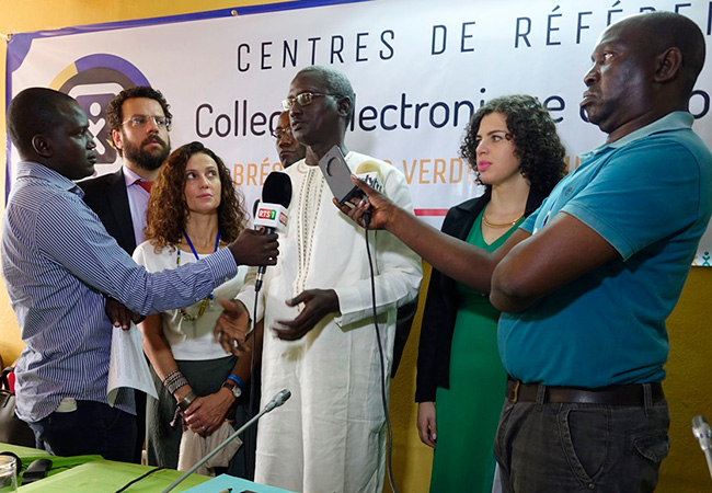 galeria-5 #praCegoVer O senegalês Babacar Ndir concede entrevista à imprensa local