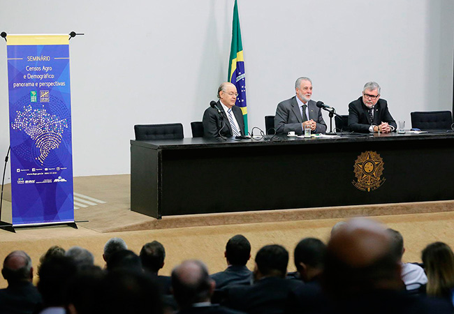 galeria-1 #praCegoVer Diretores do IBGE e parlamentares discutem no Seminário legislação sobre estatísticas e Censos