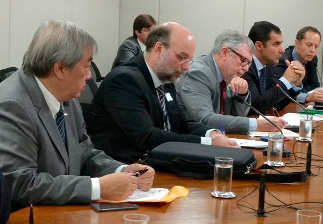 galeria-8 #praCegoVer Os diretores do IBGE e representantes da Casa Civil e do Banco Central sentados à mesa de discussões