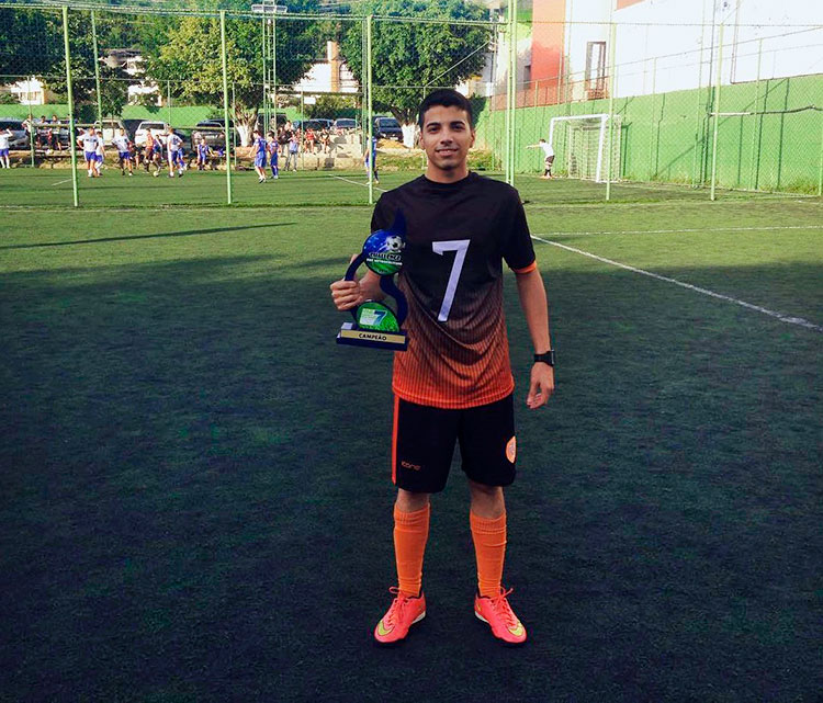 galeria-3 #praCegoVer Klinsmann Ferreira, 21, após conquistar torneio amador de futebol
