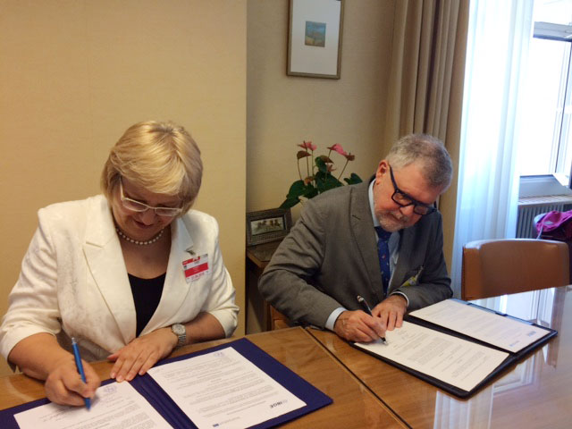 #praCegoVer Roberto Olinto, presidente do IBGE, e Marina Kotzeva assinam acordo entre o IBGE e o Eurostat
