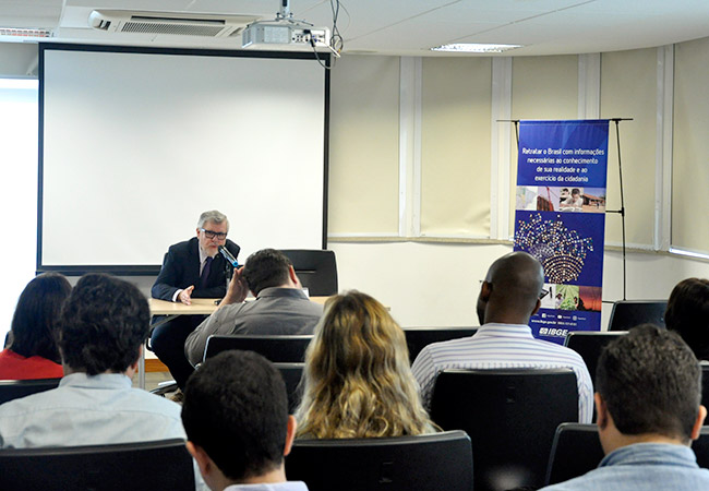 #pracegover O presidente do IBGE, Roberto Olinto Ramos, em encontro com jornalistas